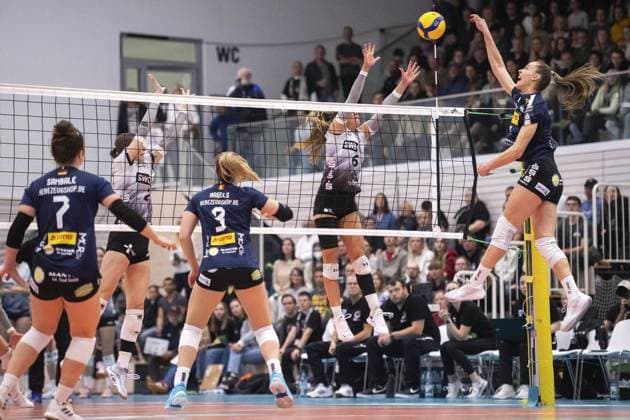 VOLLEYBALL WOMEN 1 BL SWE SUHL FOR EDITORIAL PURPOSES ONLY p 16 11 2024 Erfurt Volleyball 1 Bundesliga Season 2024 2025 Women 9 Matchday Riethsporthalle Schwarz Weiss Erfurt VfB Suhl LOTTO Thüringen in photo Anna Artyshuk 9 VfB Suhl LOTTO Thüringen , Kira Thomsen 6 Schwarz Weiß Erfurt Germany Thueringen Erfurt Copyright SaschaxFromm Copyright: SaschaxFromm doc7y36cyvh1awmadj41ap ,EDITORIAL USE ONLY Copyright: SaschaxFromm