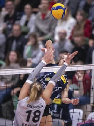 VOLLEYBALL WOMEN 1 BL SWE SUHL FOR EDITORIAL PURPOSES ONLY p 16 11 2024 Erfurt Volleyball 1 Bundesliga Season 2024 2025 Women 9 Matchday Riethsporthalle Schwarz Weiss Erfurt VfB Suhl LOTTO Thüringen in photo Julia de Paula Viana 17 VfB Suhl LOTTO Thüringen , Kaylee Oscarson 18 Schwarz Weiß Erfurt Germany Thueringen Erfurt Copyright SaschaxFromm Copyright: SaschaxFromm doc7y36fkdkyue1470q5827 ,EDITORIAL USE ONLY Copyright: SaschaxFromm