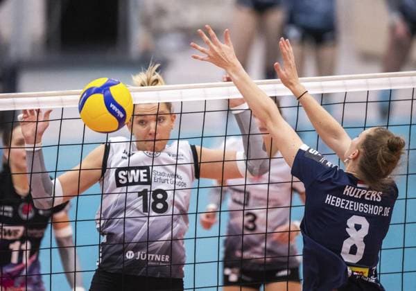 VOLLEYBALL WOMEN 1 BL SWE SUHL FOR EDITORIAL PURPOSES ONLY p 16 11 2024 Erfurt Volleyball 1 Bundesliga Season 2024 2025 Women 9 Matchday Riethsporthalle Schwarz Weiss Erfurt VfB Suhl LOTTO Thüringen in photo Kaylee Oscarson 18 Schwarz Weiß Erfurt , Jette Kuipers 8 VfB Suhl LOTTO Thüringen Germany Thueringen Erfurt Copyright SaschaxFromm Copyright: SaschaxFromm doc7y36hf86u1ds3d83b96 ,EDITORIAL USE ONLY Copyright: SaschaxFromm