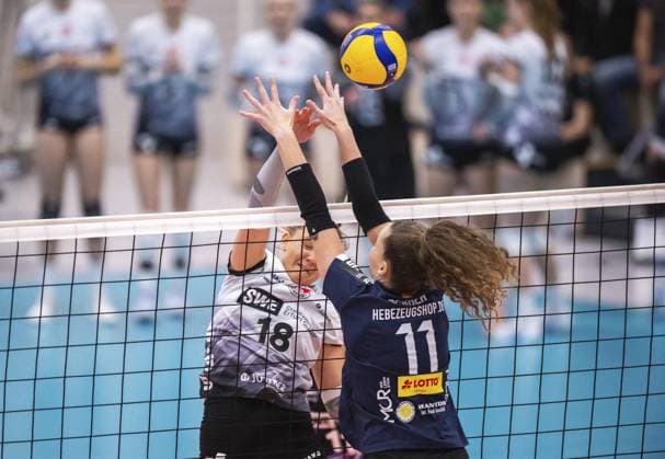 VOLLEYBALL WOMEN 1 BL SWE SUHL FOR EDITORIAL PURPOSES ONLY p 16 11 2024 Erfurt Volleyball 1 Bundesliga Season 2024 2025 Women 9 Matchday Riethsporthalle Schwarz Weiss Erfurt VfB Suhl LOTTO Thüringen in photo Kaylee Oscarson 18 Schwarz Weiß Erfurt , Laura Berger 11 VfB Suhl LOTTO Thüringen Germany Thueringen Erfurt Copyright SaschaxFromm Copyright: SaschaxFromm doc7y36hitv7aov5phkb96 ,EDITORIAL USE ONLY Copyright: SaschaxFromm