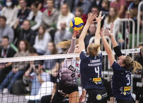 VOLLEYBALL WOMEN 1 BL SWE SUHL FOR EDITORIAL PURPOSES ONLY p 16 11 2024 Erfurt Volleyball 1 Bundesliga Season 2024 2025 Women 9 Matchday Riethsporthalle Schwarz Weiss Erfurt VfB Suhl LOTTO Thüringen in photo Kira Thomsen 6 Schwarz Weiß Erfurt , Roosa Laakkonen 4 VfB Suhl LOTTO Thüringen , Lara Nagels VfB Suhl LOTTO Thüringen Germany Thueringen Erfurt Copyright SaschaxFromm Copyright: SaschaxFromm doc7y36iftlrzpff5pm9bf ,EDITORIAL USE ONLY Copyright: SaschaxFromm