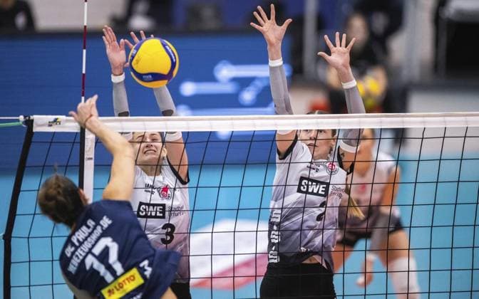 VOLLEYBALL WOMEN 1 BL SWE SUHL FOR EDITORIAL PURPOSES ONLY p 16 11 2024 Erfurt Volleyball 1 Bundesliga Season 2024 2025 Women 9 Matchday Riethsporthalle Schwarz Weiss Erfurt VfB Suhl LOTTO Thüringen in photo Ana Krulj 3 Schwarz Weiß Erfurt , Elizabeth Sandbothe 2 Schwarz Weiß Erfurt , Julia de Paula Viana 17 VfB Suhl LOTTO Thüringen Germany Thueringen Erfurt Copyright SaschaxFromm Copyright: SaschaxFromm doc7y36ilx8n1zc7c8ja6e ,EDITORIAL USE ONLY Copyright: SaschaxFromm