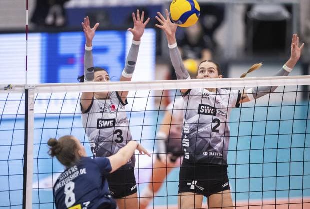 VOLLEYBALL WOMEN 1 BL SWE SUHL FOR EDITORIAL PURPOSES ONLY p 16 11 2024 Erfurt Volleyball 1 Bundesliga Season 2024 2025 Women 9 Matchday Riethsporthalle Schwarz Weiss Erfurt VfB Suhl LOTTO Thüringen in photo Jette Kuipers 8 VfB Suhl LOTTO Thüringen , Elizabeth Sandbothe 2 Schwarz Weiß Erfurt , Ana Krulj 3 Schwarz Weiß Erfurt Germany Thueringen Erfurt Copyright SaschaxFromm Copyright: SaschaxFromm doc7y36i7sm5ipa8bhqk3i ,EDITORIAL USE ONLY Copyright: SaschaxFromm