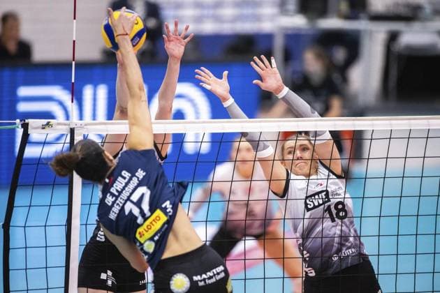 VOLLEYBALL WOMEN 1 BL SWE SUHL FOR EDITORIAL PURPOSES ONLY p 16 11 2024 Erfurt Volleyball 1 Bundesliga Season 2024 2025 Women 9 Matchday Riethsporthalle Schwarz Weiss Erfurt VfB Suhl LOTTO Thüringen in photo Julia de Paula Viana 17 VfB Suhl LOTTO Thüringen , Kaylee Oscarson 18 Schwarz Weiß Erfurt Germany Thueringen Erfurt Copyright SaschaxFromm Copyright: SaschaxFromm doc7y36j6sn2txscgmvjn8 ,EDITORIAL USE ONLY Copyright: SaschaxFromm