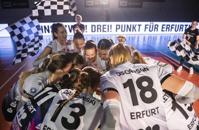 VOLLEYBALL WOMEN 1 BL SWE SUHL FOR EDITORIAL PURPOSES ONLY EDITORIAL USE ONLY p 16 11 2024 Erfurt Volleyball 1 Bundesliga Season 2024 2025 Women 9 Matchday Riethsporthalle Schwarz Weiss Erfurt VfB Suhl LOTTO Thüringen in photo The SWE women swear to each other before the game Germany Thueringen Erfurt Copyright SaschaxFromm Copyright: SaschaxFromm doc7y36l4zgcpi1m0fgab96 ,EDITORIAL USE ONLY Copyright: SaschaxFromm