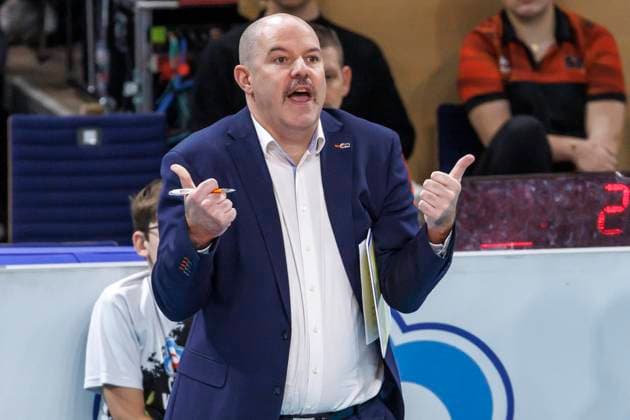 16 11 24, Berlin, Volleyball 1 Bundesliga, Men, Matchday 8, BR Volleys TSV Haching Muenchen, Max Schmeling Halle Coach Joel Banks of the Berlin Volleys gesticulating on the sidelines BR Volleys TSV Haching Muenchen