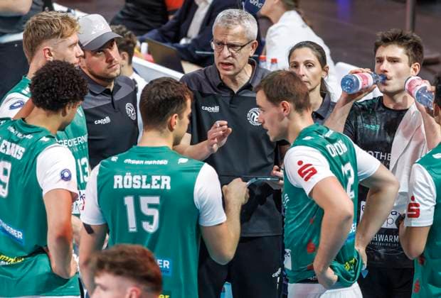 16 11 24, Berlin, Volleyball 1 Bundesliga, Men, Matchday 8, BR Volleys TSV Haching Muenchen, Max Schmeling Halle Coach Mircea Dudas of TSV Haching Muenchen discusses with the team BR Volleys TSV Haching Muenchen