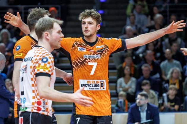 16 11 24, Berlin, Volleyball 1 Bundesliga, Men, Matchday 8, BR Volleys TSV Haching Muenchen, Max Schmeling Halle Berlins Simon Plaskie is happy about the point scored BR Volleys TSV Haching Muenchen
