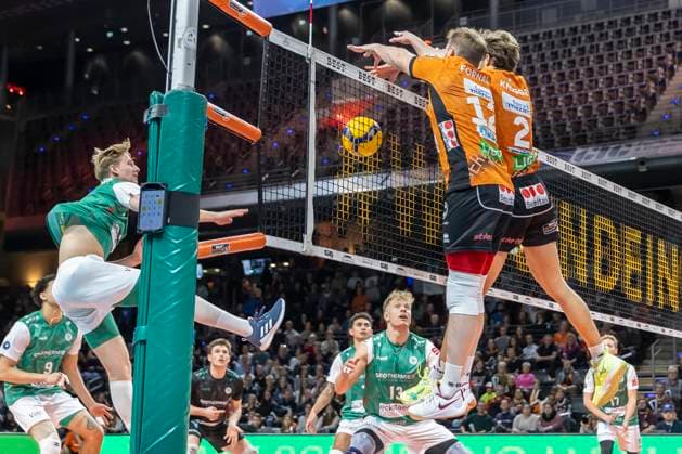 16 11 24, Berlin, Volleyball 1 Bundesliga, Men, Matchday 8, BR Volleys TSV Haching Muenchen, Max Schmeling Halle Berlins Jan Fornal and Berlins Matthew Knigge block the ball BR Volleys TSV Haching Muenchen