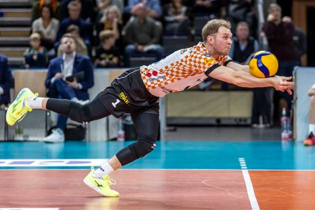 16 11 24, Berlin, Volleyball 1 Bundesliga, Men, Matchday 8, BR Volleys TSV Haching Muenchen, Max Schmeling Halle Berlins libero Adam Kowalski takes the ball BR Volleys TSV Haching Muenchen