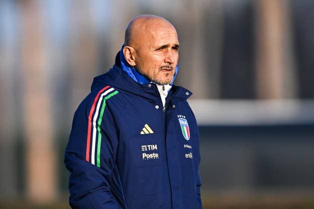 Italy Training Session & press conference, PK, Pressekonferenz Head coach of Italy, Luciano Spalletti, looks on during an Italy training session at BPER Training Centre in Appiano Gentile, Como, Italy, on November 16, 2024. Appiano Gentile, Como Italy  Copyright: xTizianoxBallabiox originalFilename:ballabio-italytra241116_np6bi.jpg
