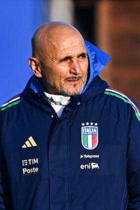Italy Training Session & press conference, PK, Pressekonferenz Head coach of Italy, Luciano Spalletti, looks on during an Italy training session at BPER Training Centre in Appiano Gentile, Como, Italy, on November 16, 2024. Appiano Gentile, Como Italy  Copyright: xTizianoxBallabiox originalFilename:ballabio-italytra241116_npQmP.jpg