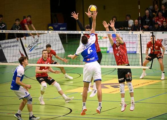 Volleyball 2 Bundesliga season 2024 2025 in the Volksbank Arena 16 11 2024 TV Rottenburg L E Volleys Timon Schippmann right, TV Rottenburg and Yannick Menke center hidden, TV Rottenburg against Yannick Siebeck No. 6, Leipzig