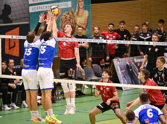 Volleyball 2 Bundesliga season 2024 2025 in the Volksbank Arena 16 11 2024 TV Rottenburg L E Volleys Niklas Lichtenauer center, TV Rottenburg and Leipzig Block, Bela Wiese left and Lennard Rossmy 2 f left as well as Linus Hermann 2 f right, TV Rottenburg and Jan Huber right, TV Rottenburg