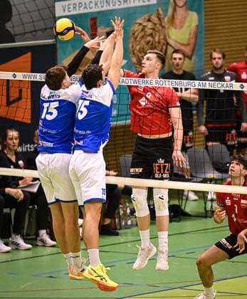Volleyball 2 Bundesliga season 2024 2025 in the Volksbank Arena 16 11 2024 TV Rottenburg L E Volleys Niklas Lichtenauer right TV Rottenburg and Leipzig Block, Bela Wiese left and Lennard Rossmy center