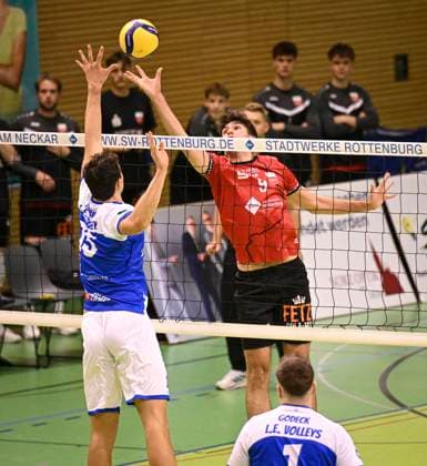 Volleyball 2 Bundesliga season 2024 2025 in the Volksbank Arena 16 11 2024 TV Rottenburg L E Volleys Linus Hermann right, TV Rottenburg and Lennard Rossmy left, Leipzig Block