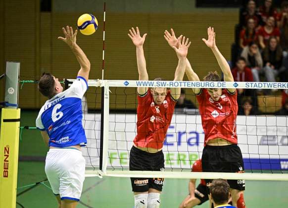 Volleyball 2 Bundesliga season 2024 2025 in the Volksbank Arena 16 11 2024 TV Rottenburg L E Volleys Yannick Siebeck left, Leipzig against Niklas Lichtenauer middle, TV Rottenburg and Jan Huber right, TV Rottenburg