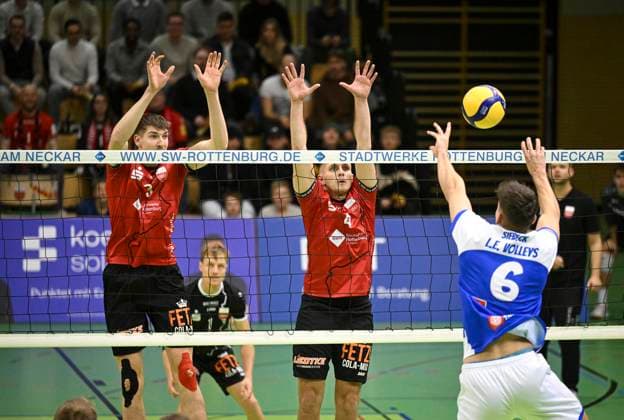 Volleyball 2 Bundesliga season 2024 2025 in the Volksbank Arena 16 11 2024 TV Rottenburg L E Volleys Yannick Siebeck right, Leipzig against Jakob Elsaesser middle, TV Rottenburg and Jan Huber right, TV Rottenburg