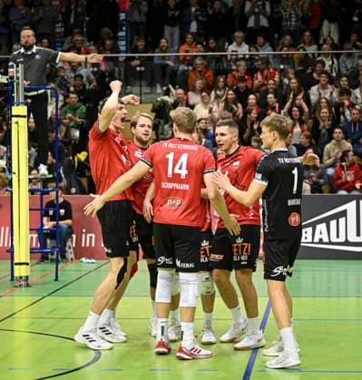 Volleyball 2 Bundesliga season 2024 2025 in the Volksbank Arena 16 11 2024 TV Rottenburg L E Volleys Team celebration TV Rottenburg Jan Huber, Jannik Lehmann, Timon Schippmann, Jakob Elsaesser and Dirk Mehlberg from left