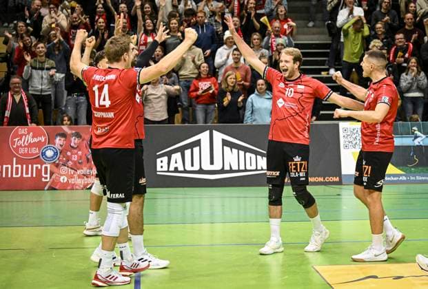 Volleyball 2 Bundesliga season 2024 2025 in the Volksbank Arena 16 11 2024 TV Rottenburg L E Volleys Team celebration TV Rottenburg Timon Schippmann, Jannik Lehmann and Jakob Elsaesser from left to right