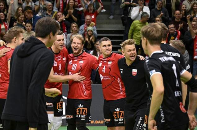Volleyball 2 Bundesliga season 2024 2025 in the Volksbank Arena 16 11 2024 TV Rottenburg L E Volleys Final cheer TV Rottenburg Niklas Lichtenauer, Jannik Lehmann, Jakob Elsaesser, coach Jan Scheuermann from left to right