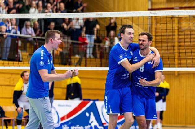 16 11 2024, GER, Volleyball, 2 BL Maenner Sued, Saison 2024 2025, 3 Spieltag, Blue Volleys Gotha SV Schwaig Volleyball 1967 Robert Werner Blue Volleys Gotha Christoph Assmann Blue Volleys Gotha Dominik Duchac Blue Volleys Gotha 99867 Gotha Sporthalle Sportanlage Ernesti Thüringen Germany