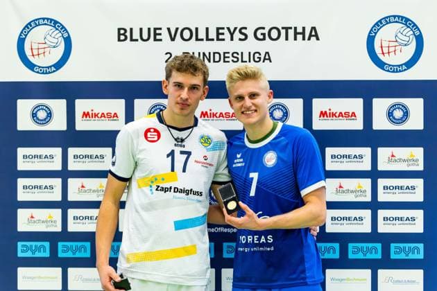 16 11 2024, GER, Volleyball, 2 BL Maenner Sued, Saison 2024 2025, 3 Spieltag, Blue Volleys Gotha SV Schwaig Volleyball 1967 Lauritz Jastrow SV Schwaig Volleyball 1967 and Hannes Krochmann Blue Volleys Gotha become player of the match 99867 Gotha Sporthalle Sportanlage Ernesti Thüringen Germany