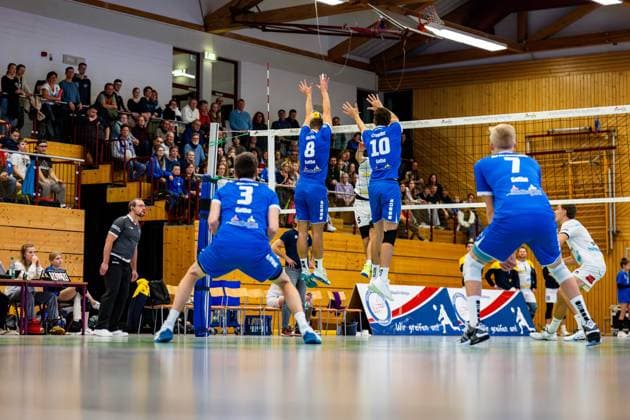 16 11 2024, GER, Volleyball, 2 BL Maenner Sued, Saison 2024 2025, 3 Spieltag, Blue Volleys Gotha SV Schwaig Volleyball 1967 Yannick Bibelriether SV Schwaig Volleyball 1967 Dominik Duchac Blue Volleys Gotha Maximum Crowder Blue Volleys Gotha 99867 Gotha Sporthalle Sportanlage Ernesti Thüringen Germany