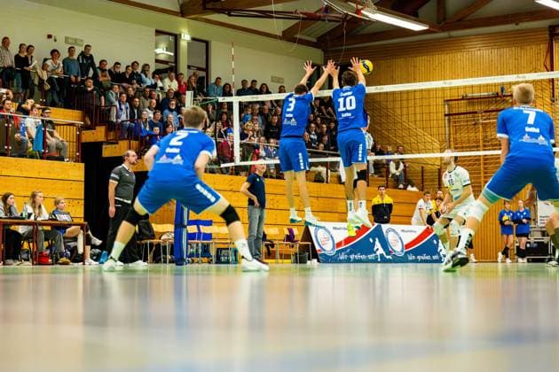 16 11 2024, GER, Volleyball, 2 BL Maenner Sued, Saison 2024 2025, 3 Spieltag, Blue Volleys Gotha SV Schwaig Volleyball 1967 Christoph Assmann Blue Volleys Gotha Maximum Crowder Blue Volleys Gotha block the attack together 99867 Gotha Sporthalle Sportanlage Ernesti Thüringen Germany