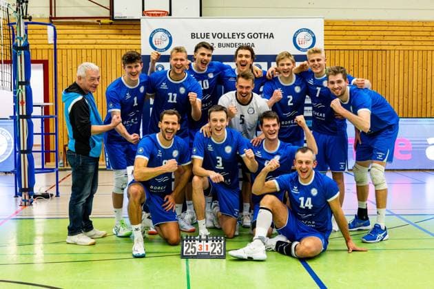 16 11 2024, GER, Volleyball, 2 BL Maenner Sued, Saison 2024 2025, 3 Spieltag, Blue Volleys Gotha SV Schwaig Volleyball 1967 die Blue Volleys um Justus Krausse Blue Volleys Gotha , Tim Wagner Blue Volleys Gotha , Maximum Crowder Blue Volleys Gotha , Daniel Mark Ridings Blue Volleys Gotha , Richard Werner Blue Volleys Gotha , Hannes Krochmann Blue Volleys Gotha , Erik Niederluecke Blue Volleys Gotha , Dominik Duchac Blue Volleys Gotha , Christoph Assmann Blue Volleys Gotha , Finn Jansen Blue Volleys Gotha and Tomasz Gorski Blue Volleys Gotha celebrate the victory against SV Schwaig Volleyball 1967 99867 Gotha Sporthalle Sportanlage Ernesti Thüringen Germany