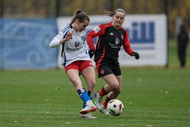 from left Pauline Machtens Hamburger SV, 28 and Jonna Brengel 1 FC Nürnberg, 17 in a duel, dynamic, action, action, game scene, THE DFB REGULATIONS PROHIBIT ANY USE OF PHOTOGRAPHS AS IMAGE SEQUENCES AND OR QUASI VIDEO , 17 11 2024, Hamburg Germany , Football, 2 Womens Bundesliga, Hamburger SV 1 FC Nürnberg xobx