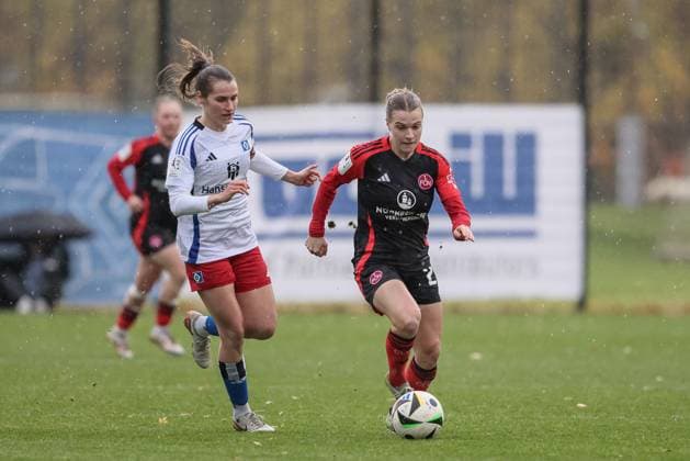 from left Pauline Machtens Hamburger SV, 28 and Nastassja Lein 1 FC Nürnberg, 24 in a duel, dynamic, action, action, game scene, THE DFB REGULATIONS PROHIBIT ANY USE OF PHOTOGRAPHS AS IMAGE SEQUENCES AND OR QUASI VIDEO , 17 11 2024, Hamburg Germany , Football, 2 Womens Bundesliga, Hamburger SV 1 FC Nürnberg xobx
