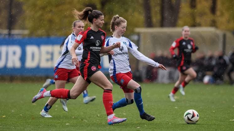 from left Nele Bauereisen 1 FC Nürnberg, 23 and Jaqueline Dönges Hamburger SV, 21 in a duel, dynamic, action, action, game scene, THE DFB GUIDELINES PROHIBIT ANY USE OF PHOTOGRAPHS AS IMAGE SEQUENCES AND OR QUASI VIDEO DFB REGULATIONS PROHIBIT ANY USE OF PHOTOGRAPHS AS IMAGE SEQUENCES AND OR QUASI VIDEO , 17 11 2024, Hamburg Germany , Football, 2 Womens Bundesliga, Hamburger SV 1 FC Nürnberg xobx
