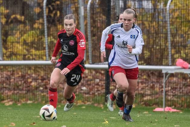 from left Nastassja Lein 1 FC Nürnberg, 24 and Svea Stoldt Hamburger SV, 8 in a duel, dynamic, action, action, game scene, THE DFB REGULATIONS PROHIBIT ANY USE OF PHOTOGRAPHS AS IMAGE SEQUENCES AND OR QUASI VIDEO , 17 11 2024, Hamburg Germany , Football, 2 Womens Bundesliga, Hamburger SV 1 FC Nürnberg xobx
