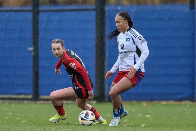 from left Lara Meroni 1 FC Nürnberg, 11 and Melina Krüger Hamburger SV, 9 in a duel, dynamic, action, action, game scene, THE DFB REGULATIONS PROHIBIT ANY USE OF PHOTOGRAPHS AS IMAGE SEQUENCES AND OR QUASI VIDEO , 17 11 2024, Hamburg Germany , Football, 2 Womens Bundesliga, Hamburger SV 1 FC Nürnberg xobx