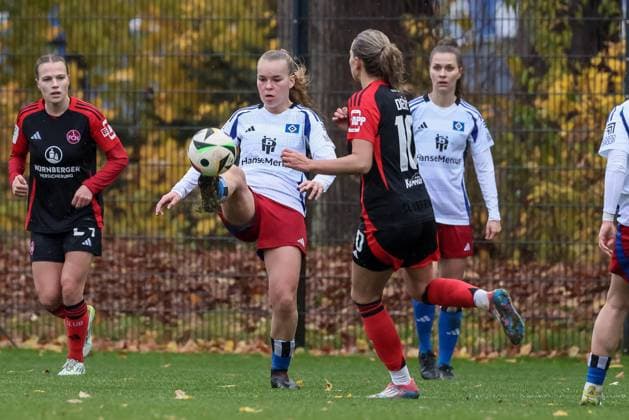 from left Svea Stoldt Hamburger SV, 8 and Medina Desic 1 FC Nürnberg, 10 in a duel, dynamic, action, action, game scene, THE DFB REGULATIONS PROHIBIT ANY USE OF PHOTOGRAPHS AS IMAGE SEQUENCES AND OR QUASI VIDEO , 17 11 2024, Hamburg Germany , Football, 2 Womens Bundesliga, Hamburger SV 1 FC Nürnberg xobx
