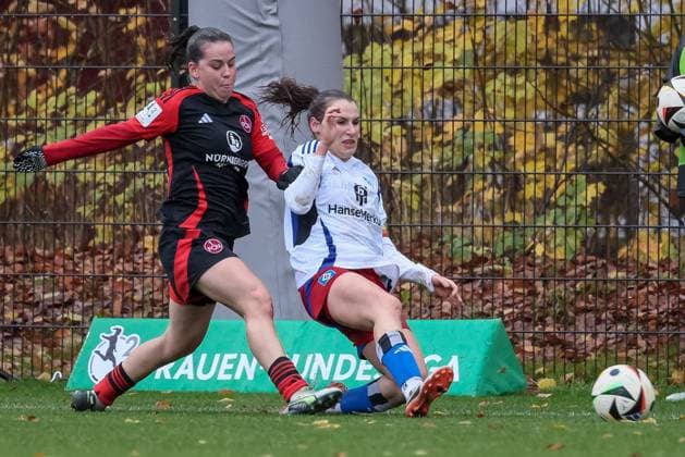 from left Jonna Brengel 1 FC Nürnberg, 17 and Pauline Machtens Hamburger SV, 28 in a duel, dynamic, action, action, game scene, THE DFB REGULATIONS PROHIBIT ANY USE OF PHOTOGRAPHS AS IMAGE SEQUENCES AND OR QUASI VIDEO , 17 11 2024, Hamburg Germany , Football, 2 Womens Bundesliga, Hamburger SV 1 FC Nürnberg xobx