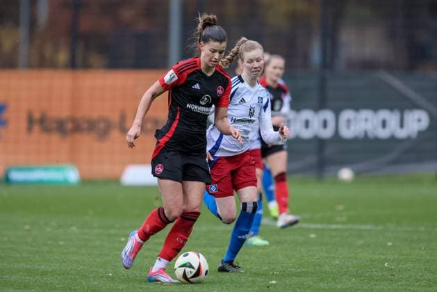from left Nele Bauereisen 1 FC Nürnberg, 23 and Jaqueline Dönges Hamburger SV, 21 in running duel, duel, dynamics, action, action, game scene, THE DFB REGULATIONS PROHIBIT ANY USE OF PHOTOGRAPHS AS IMAGE SEQUENCES AND OR QUASI VIDEO , 17 11 2024, Hamburg Germany , Football, 2 Womens Bundesliga, Hamburger SV 1 FC Nürnberg xobx