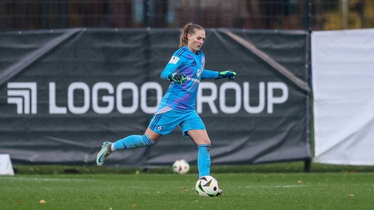 from left Inga Schuldt goalkeeper, goalkeeper, Hamburger SV, 1 on the ball, cropped image, single image, full body, action, action, match scene, THE DFB GUIDELINES PROHIBIT ANY USE OF PHOTOGRAPHS AS IMAGE SEQUENCES AND OR QUASI VIDEO DFB REGULATIONS PROHIBIT ANY USE OF PHOTOGRAPHS AS IMAGE SEQUENCES AND OR QUASI VIDEO , 17 11 2024, Hamburg Germany , Football, 2 Womens Bundesliga, Hamburger SV 1 FC Nürnberg xobx