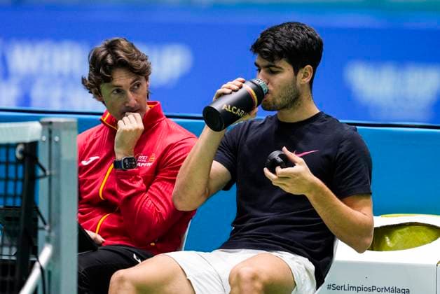 November 17, 2024, Malaga, Malaga, SPAIN: Carlos Alcaraz (R) join former player Juan Carlos Ferrero (L) of Spain during training session before Davis Cup at Martin Carpena Pavilion stadium on November 17, 2024, in Malaga, Spain Malaga SPAIN - ZUMAa181 20241117_zaa_a181_203 Copyright: xJoaquinxCorcherox