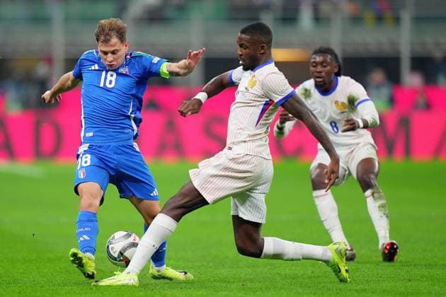 italy s Nicolo Barella fight for the ball with france s Marcus Thuram during the Uefa Nations League soccer match between Italy and France at the San Siro Stadium in Milan, north Italy - Sunday , November 17 , 2024. - Soccer .  Copyright: xSpada LaPressex
