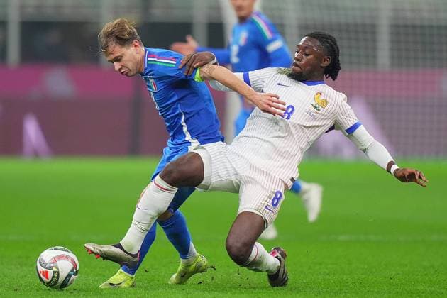 italy s Nicolo Barella fight for the ball with france s manu kone during the Uefa Nations League soccer match between Italy and France at the San Siro Stadium in Milan, north Italy - Sunday , November 17 , 2024. - Soccer .  Copyright: xSpada LaPressex