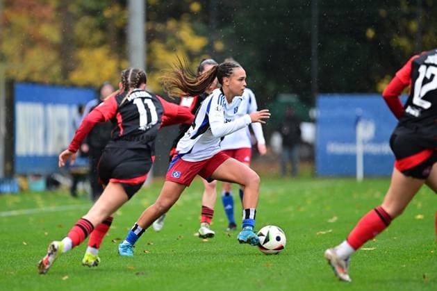 Soccer I Women I Season 2024 2025 I 2 Bundesliga I 11 Matchday I Hamburger SV 1 FC Nürnberg I 17 11 2024 Lara Meroni 11, 1 FC Nürnberg Lisa Baum 11, Hamburger SV Hamburg Am Volkspark Hamburg Germany Copyright: xLobeca FelixxSchlikisx