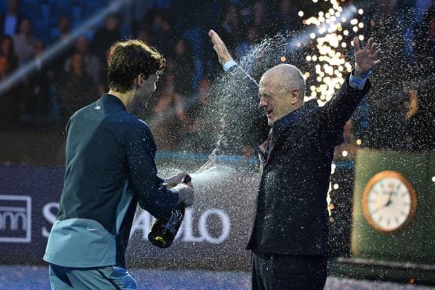 Sport Themen der Woche KW46 Sport Bilder des Tages Foto IPP Massimo Rana Torino 17-11-2024 Tennis ATP, Tennis Herren Finals 2024 nella foto jannik sinner vincitore con angelo binaghi presidente fit Italy Photo Press - World Copyright italy  Copyright: xR4924_italyphotopressx