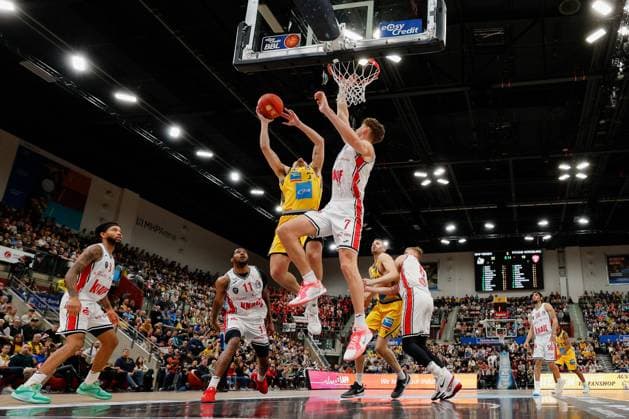 Sport Themen der Woche KW46 Sport Bilder des Tages BAU 02.11.2024 Ludwigsburg Basketball MHP Riesen Ludwigsburg vs. FIT One Würzburg Baskets, v.l. Mike Davis JR. (Würzburg) Nelson Philips (Würzburg) Kellan Grady (Riesen) Hannes Steinbach (Würzburg) Jonas Wohlfarth-Bottermann (Riesen) Max Ugrai (Würzburg) *** BAU 02 11 2024 Ludwigsburg Basketball MHP Riesen Ludwigsburg vs FIT One Würzburg Baskets, f l Mike Davis JR Würzburg Nelson Philips Würzburg Kellan Grady Riesen Hannes Steinbach Würzburg Jonas Wohlfarth Bottermann Riesen Max Ugrai Würzburg