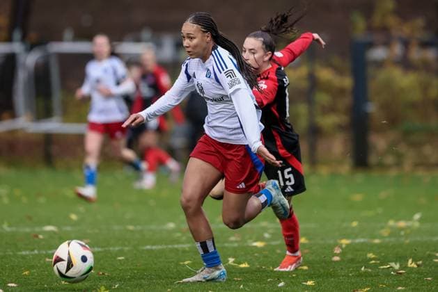 from left Melina Krüger Hamburger SV, 9 and Rebekka Salfelder 1 FC Nürnberg, 15 in running duel, duel, dynamics, action, action, game scene, THE DFB REGULATIONS PROHIBIT ANY USE OF PHOTOGRAPHS AS IMAGE SEQUENCES AND OR QUASI VIDEO , 17 11 2024, Hamburg Germany , Football, 2 Womens Bundesliga, Hamburger SV 1 FC Nürnberg xobx
