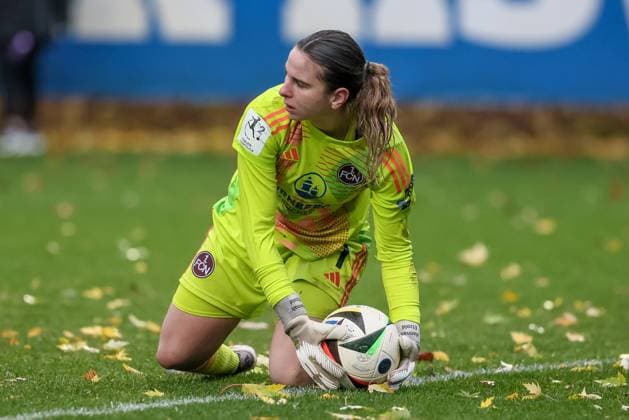 from left Hannah Etzold goalkeeper, goalkeeper, 1 FC Nuremberg, 1 on the ball, cropped image, single image, full body, action, action, match scene, THE DFB GUIDELINES PROHIBIT ANY USE OF PHOTOGRAPHS AS IMAGE SEQUENCES AND OR QUASI VIDEO DFB REGULATIONS PROHIBIT ANY USE OF PHOTOGRAPHS AS IMAGE SEQUENCES AND OR QUASI VIDEO , 17 11 2024, Hamburg Germany , Football, 2 Womens Bundesliga, Hamburger SV 1 FC Nürnberg xobx