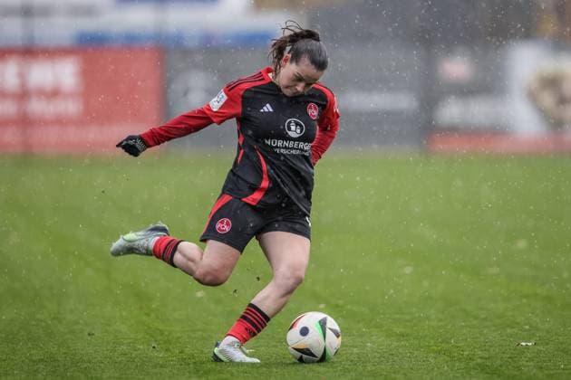 from left Jonna Brengel 1 FC Nuremberg, 17 on the ball, cropped image, single image, full body, action, action scene, match scene, THE DFB REGULATIONS PROHIBIT ANY USE OF PHOTOGRAPHS AS IMAGE SEQUENCES AND OR QUASI VIDEO , 17 11 2024, Hamburg Germany , Football, 2 Womens Bundesliga, Hamburger SV 1 FC Nürnberg xobx