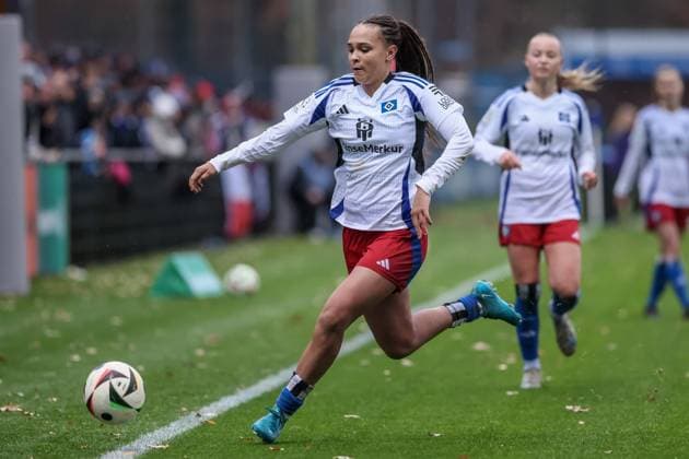 v li Lisa Baum Hamburger SV, 11 on the ball, single image, full body, action, action scene, THE DFB GUIDELINES PROHIBIT ANY USE OF PHOTOGRAPHS AS IMAGE SEQUENCES AND OR QUASI VIDEO, 17 11 2024, Hamburg Germany , Football, 2 Womens Bundesliga, Hamburger SV 1 FC Nürnberg xobx