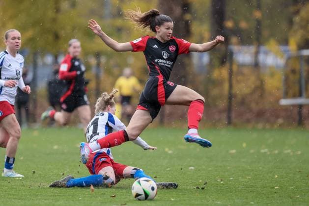 from left Jaqueline Dönges Hamburger SV, 21 and Nele Bauereisen 1 FC Nürnberg, 23 in a duel, dynamic, action, action, game scene, THE DFB REGULATIONS PROHIBIT ANY USE OF PHOTOGRAPHS AS IMAGE SEQUENCES AND OR QUASI VIDEO , 17 11 2024, Hamburg Germany , Football, 2 Womens Bundesliga, Hamburger SV 1 FC Nürnberg xobx